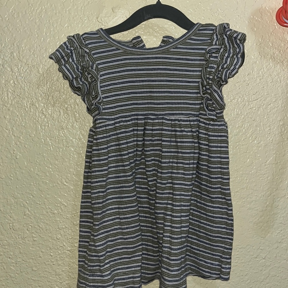 Kate Quinn 2t Ruffle sleeve dress